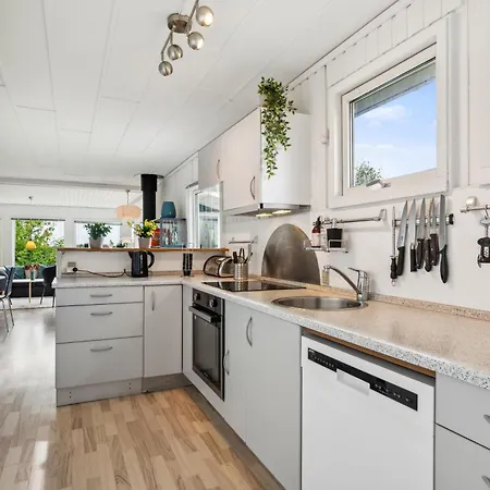 Cosy And Well-arranged With Annex, Terrace And For The Whole Family Close To Forest, And The Charming Town Centre Of Vakantiehuis